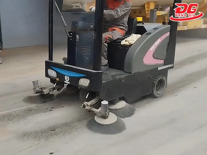 Cách dùng xe quét rác ngồi lái