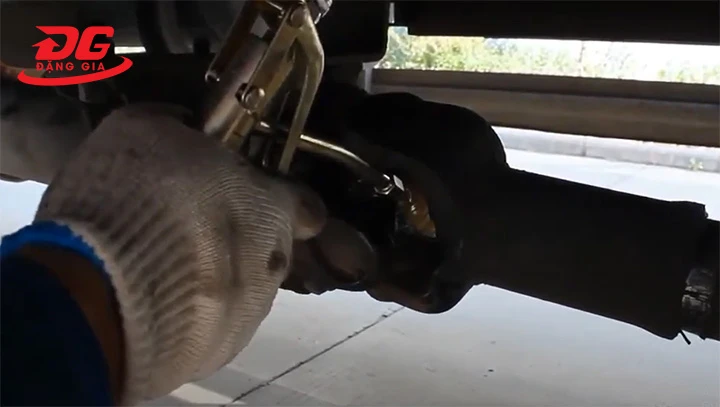 Tiến hành bơm mỡ đúng cách