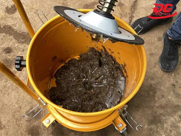 vệ sinh đầu máy bơm mỡ