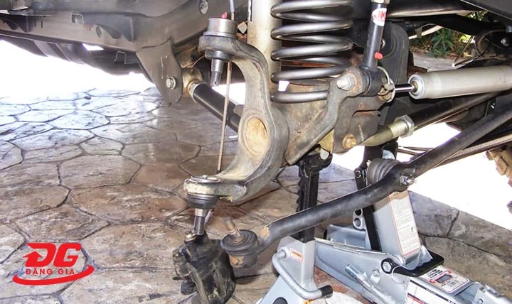 Vệ sinh sạch vị trí cần tra mỡ