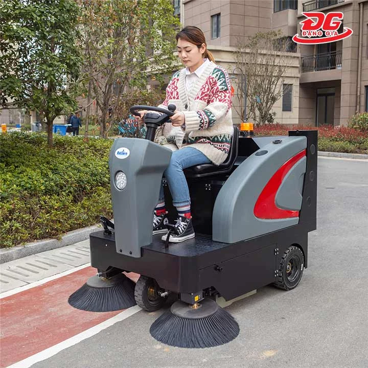 xe quét rác ngồi lái