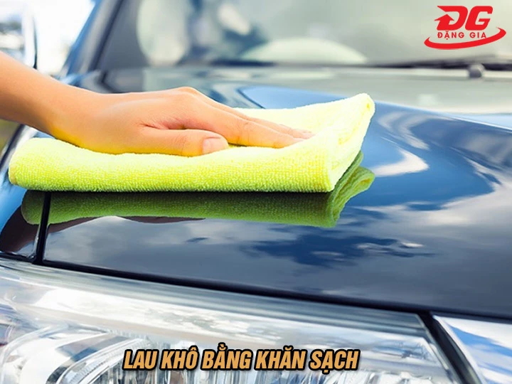 Lau khô bằng khăn sạch