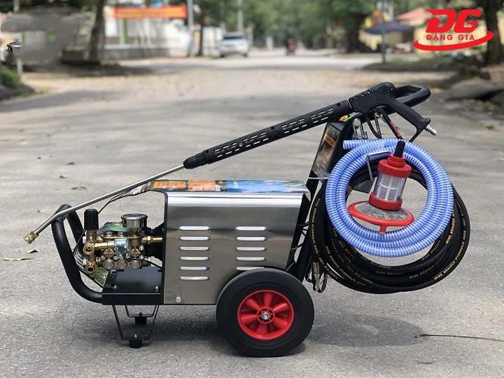 máy rửa xe cao áp nhật bản di chuyển dễ dàng