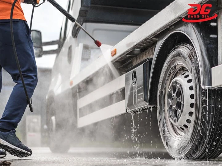 máy rửa xe tải