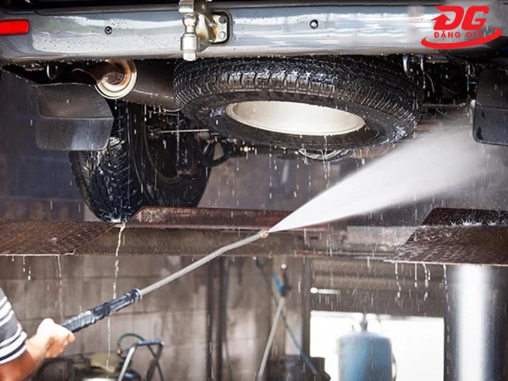 Rửa gầm xe ô tô