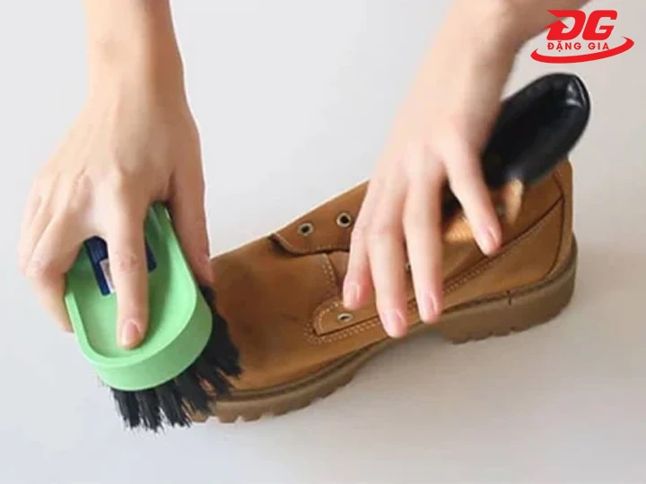 Dùng bàn chải mềm chải nhẹ để loại bỏ bụi bẩn