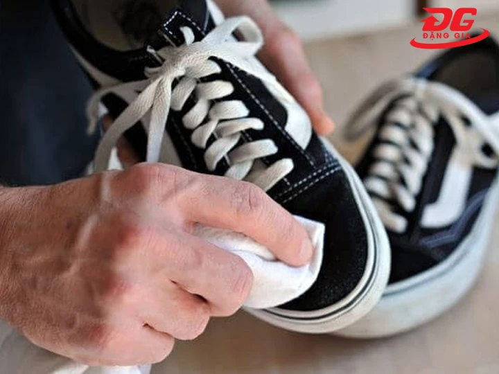 Thấm khô giày nhung bị ướt bằng bông mềm