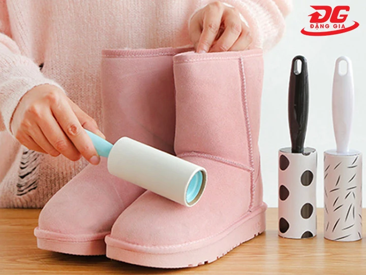 Lăn sạch bụi bám trên giày bằng con lăn quần áo
