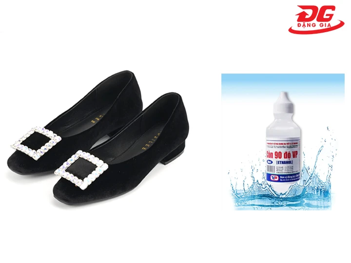 Cách làm sạch giày nhung dính mực bằng cồn