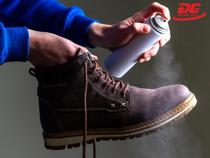 Sử dụng dung dịch vệ sinh giày nhung chuyên dụng