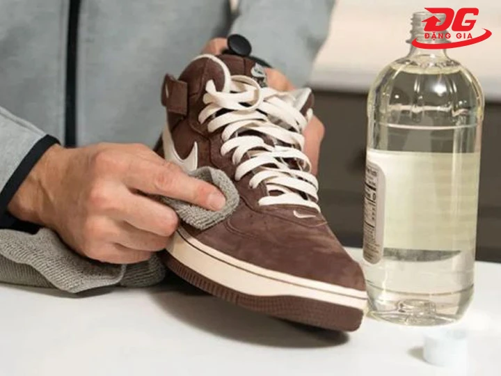 Loại bỏ vết ố trên giày nhung bằng giấm trắng