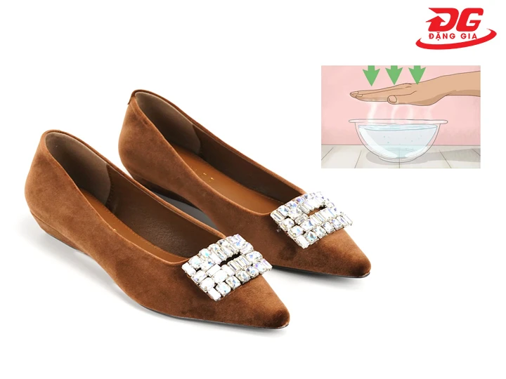 Tẩy dầu mỡ trên giày nhung với nước ấm
