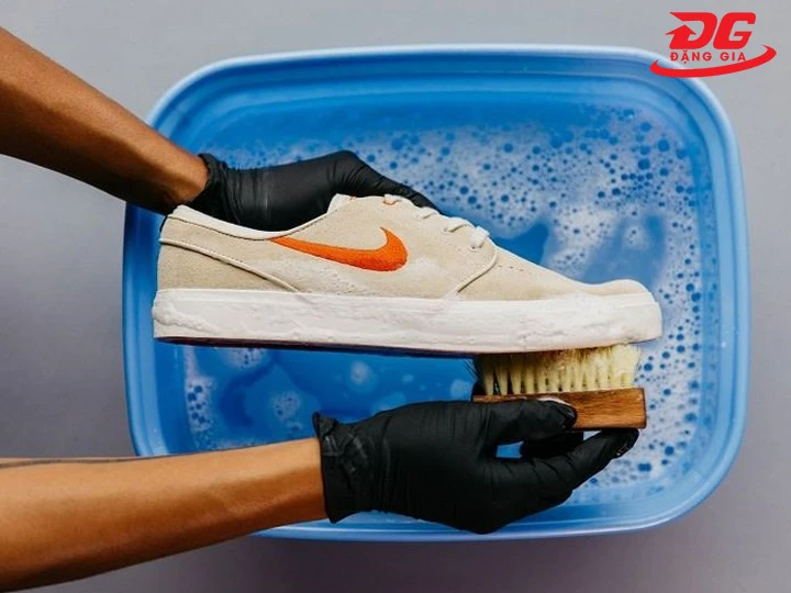 Làm sạch nhanh bằng nước rửa chén pha loãng