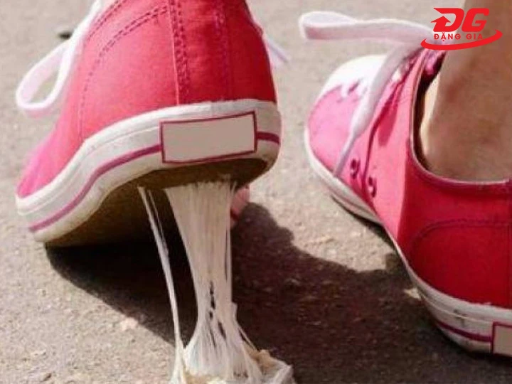 Gỡ kẹo cao su dính giày nhung bằng cách cấp đông