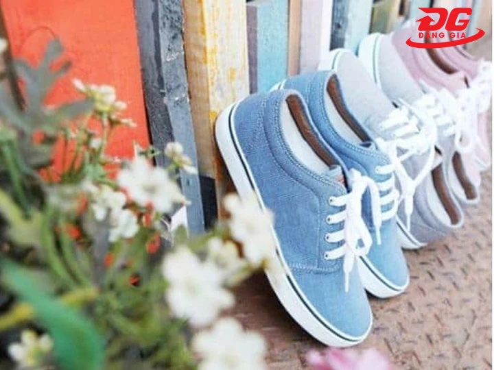 Phơi nắng giúp giày nhung sạch bùn hiệu quả