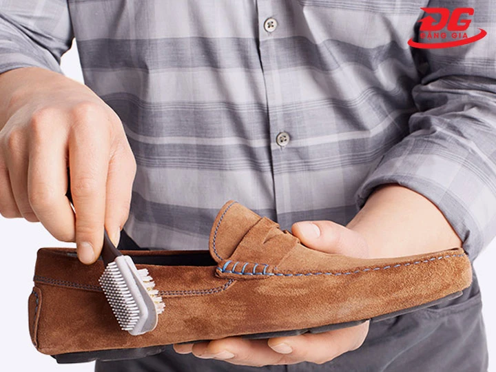 Lưu ý cần biết trong quá trình vệ sinh giày nhung