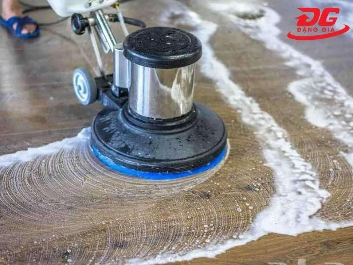 Máy chà sàn Roma đánh bay vết bẩn cứng đầu