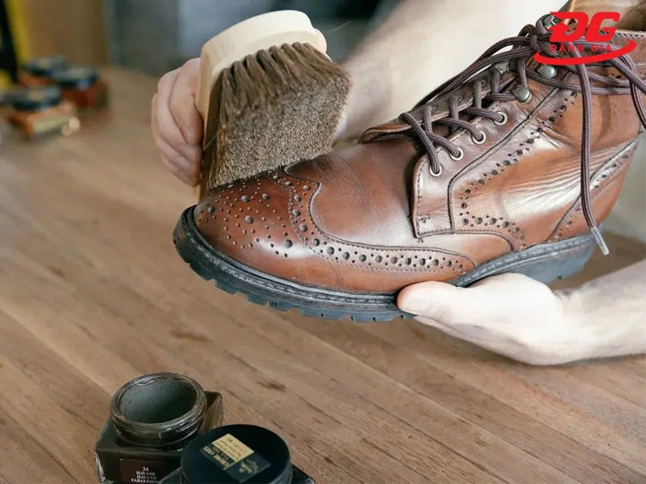Đánh bóng hoàn thiện giày