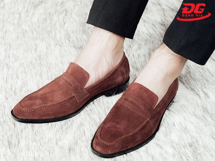 Top 12+ Cách vệ sinh giày Nhung: Sạch như mới, Không xù vải