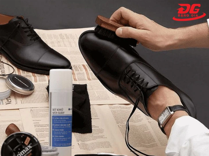 Làm sạch bề mặt giày