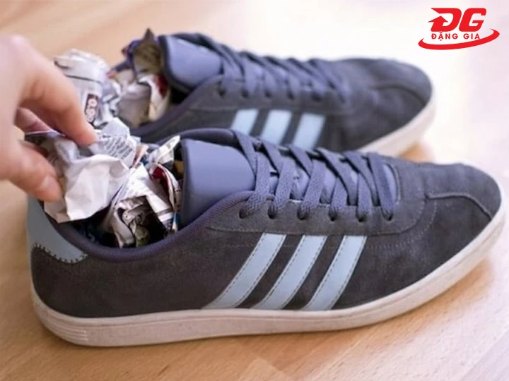 bảo vệ và duy trì giày nhung sau khi vệ sinh