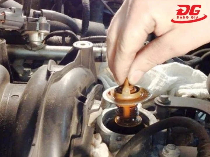 Sửa chữa và thay thế van hằng nhiệt