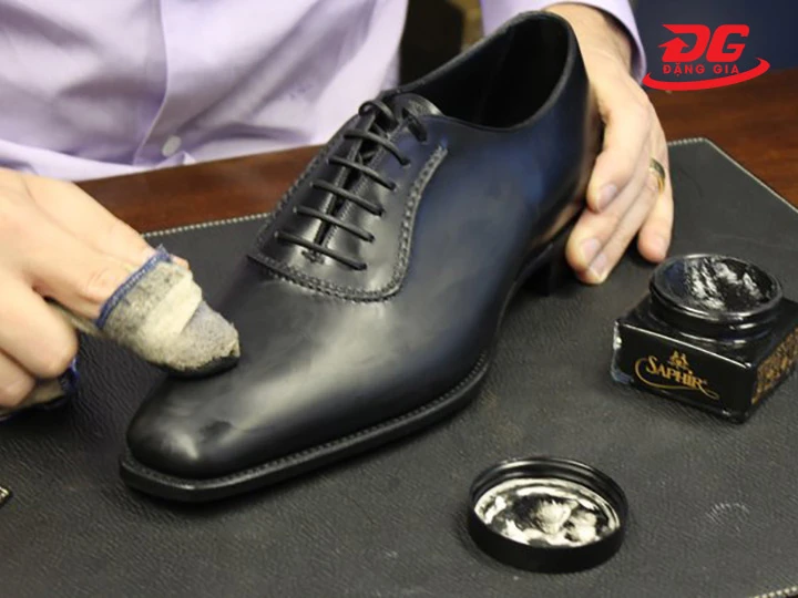 Thoa xi lên giày