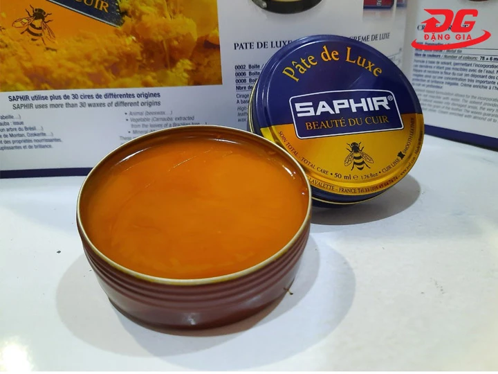 Xi đánh giày màu vàng bò