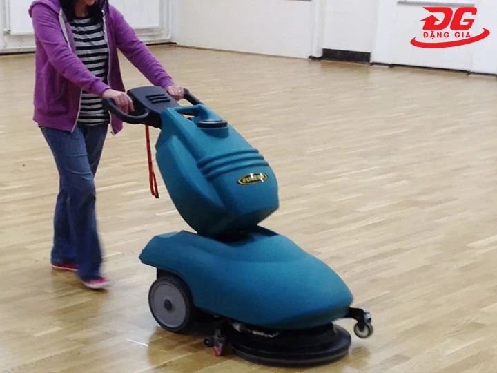 đánh bóng sàn gỗ bằng máy chà sàn