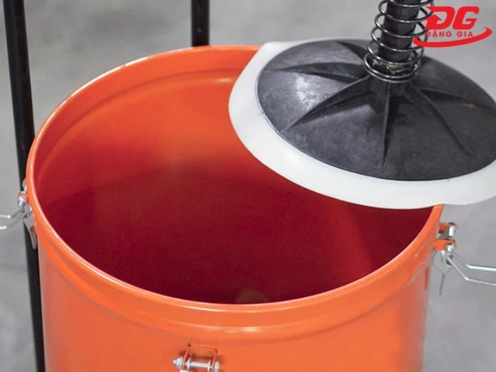 Máy bơm mỡ MASADA MD-25 có dung tích bình lớn