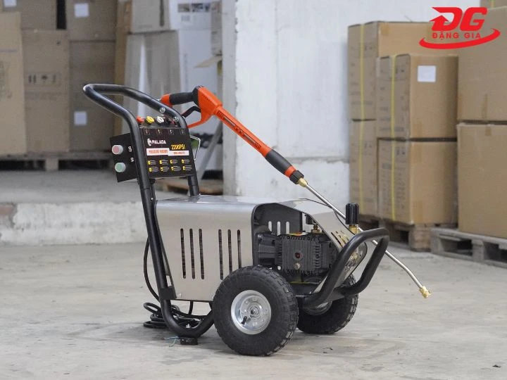 Máy rửa xe Palada xịt rửa nhanh