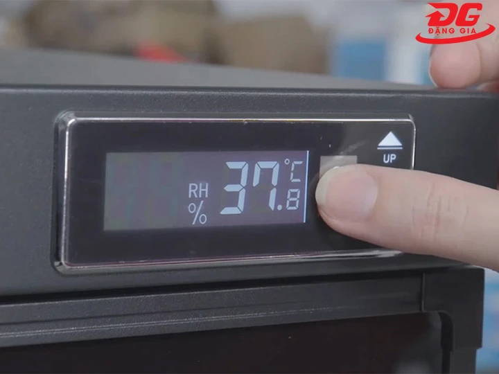 Cài đặt tủ chống ẩm trên màn hình LCD
