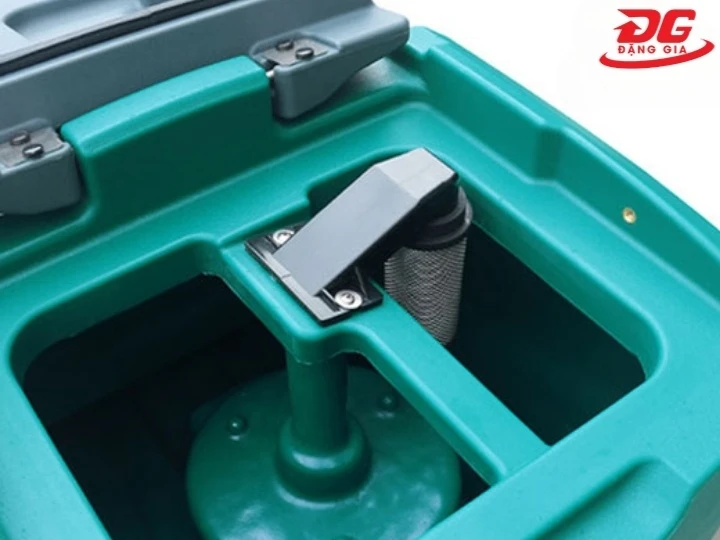 Máy chà sàn ngồi lái Kumisai KMS D8 có bình chứa lớn