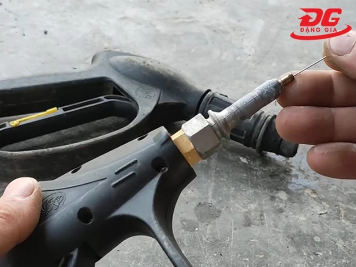 Máy rửa xe áp lực yếu do súng phun bị tắc bẩn