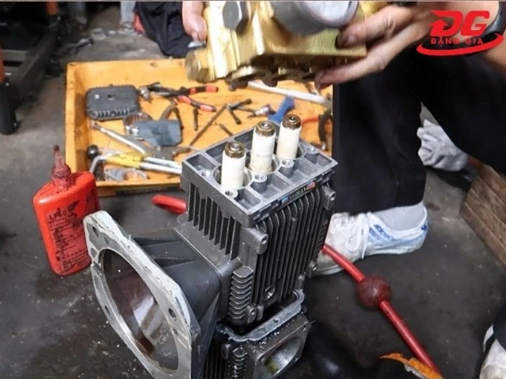 may-rua-xe-ap-luc-yeu-do-xi-lanh-bom-mon