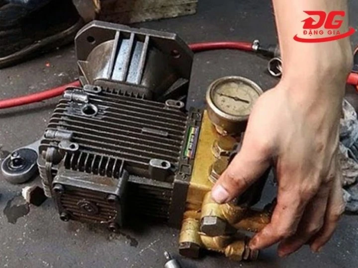 Máy rửa xe bị yếu do động cơ bám bụi, dầu mỡ