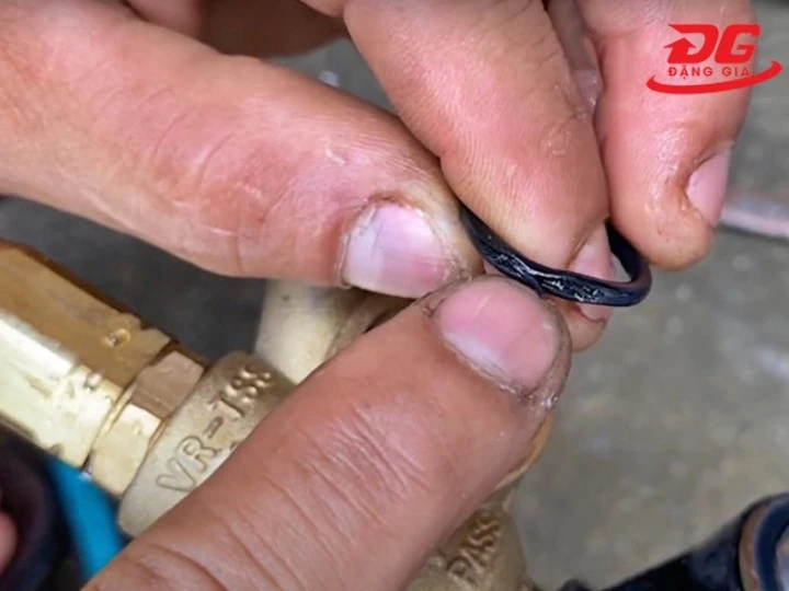 Máy rửa xe bị yếu do hỏng gioăng phớt