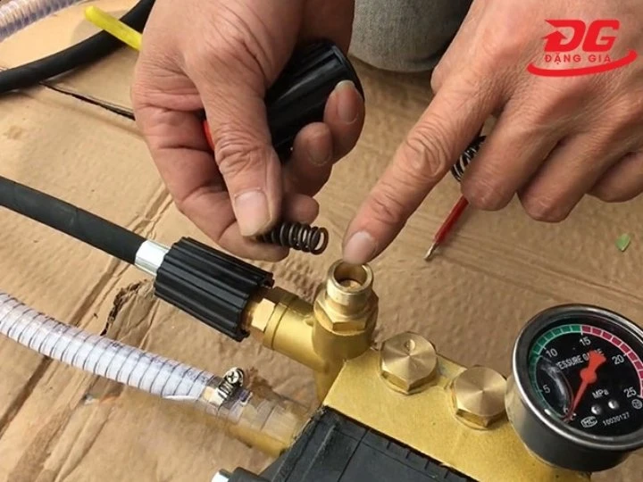 Máy rửa xe bị yếu do thiếu lò xo