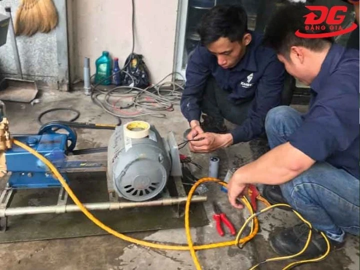 Máy rửa xe bị yếu thì khi nào cần gọi thợ
