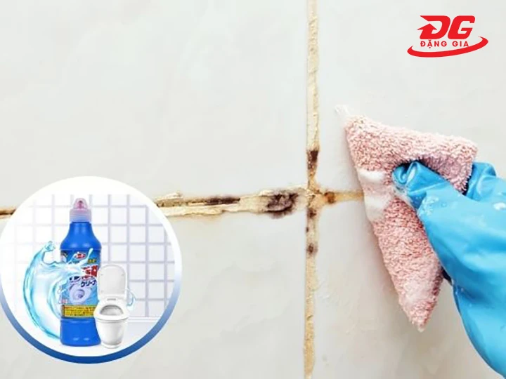 Dùng nước tẩy nhà vệ sinh để tẩy ron gạch