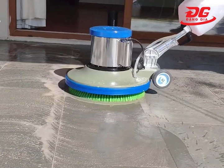 dùng máy chà sàn tẩy ron gạch bị đen