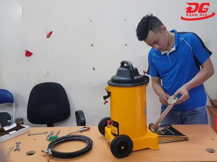 Cách dùng máy bơm mỡ dùng chân Kocu GZ-6J 12 lít