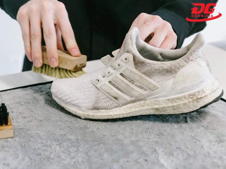 Không dùng bàn chải cứng để chà giày Ananas