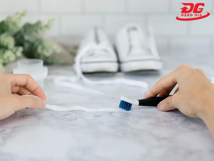 Cọ rửa dây giày Ananas