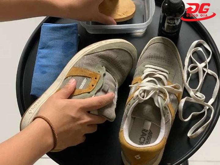 Vệ sinh giày Ananas từ trong ra ngoài