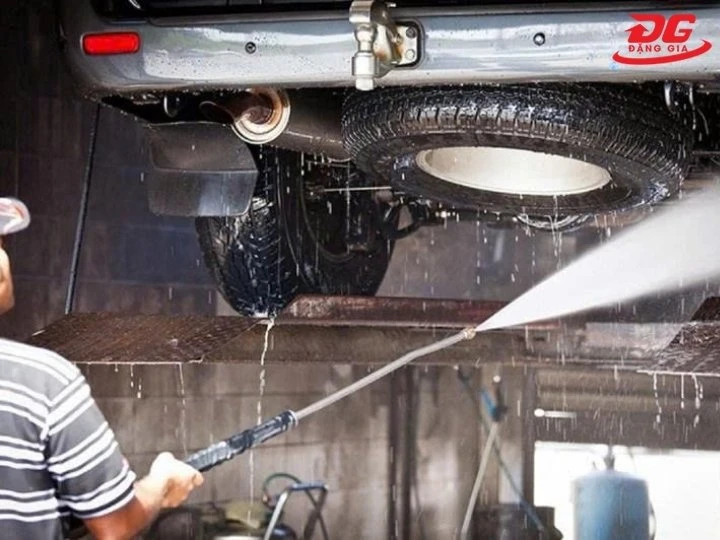 Máy rửa xe Kumisai làm sạch gầm xe