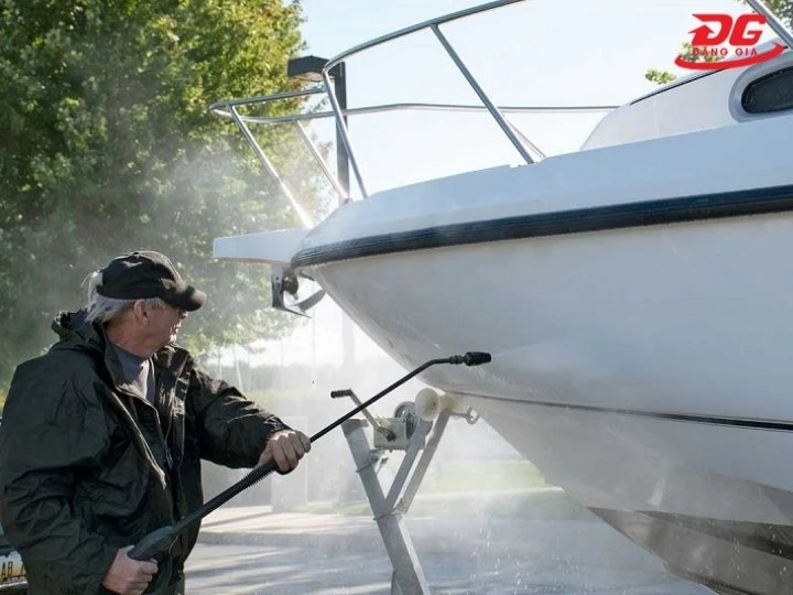 Máy rửa xe Kumisai làm sạch thuyền