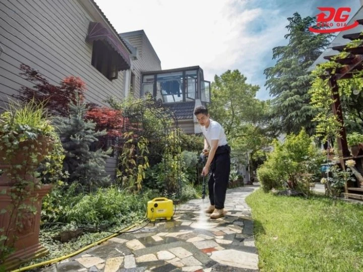 Máy rửa xe Kumisai xịt rêu mốc