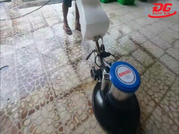 tẩy rong rêu bằng máy chà sàn