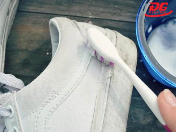 Làm sạch giày Ananas cần kiểm tra trước